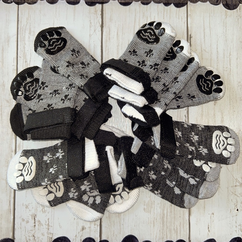 “NEW” 4 sets of pet socks. SZ. Small